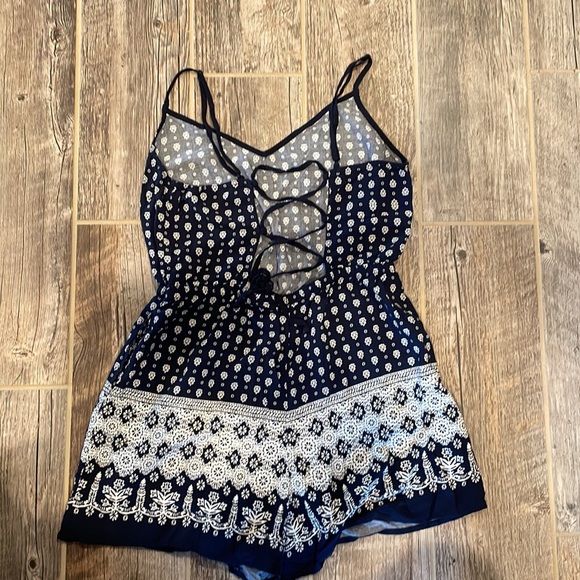 Blue pattern romper - Picture 2 of 2